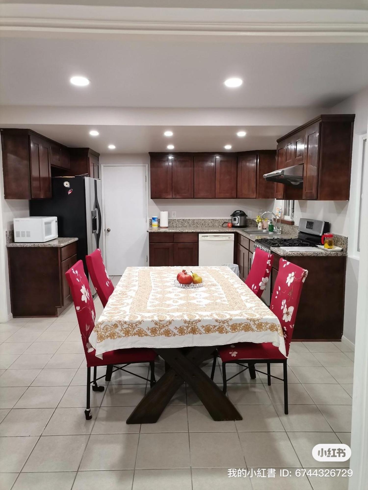 In A Quiet Neighborhood Near The Main Street-room C Alloggio in famiglia